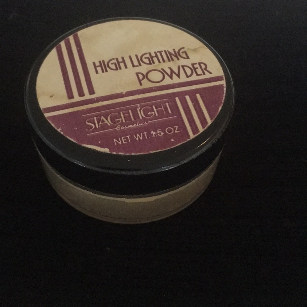Stage light highlighting powder gold